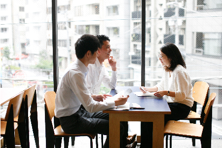 先輩たちとのラフな会話から仕事のヒントを得られることも