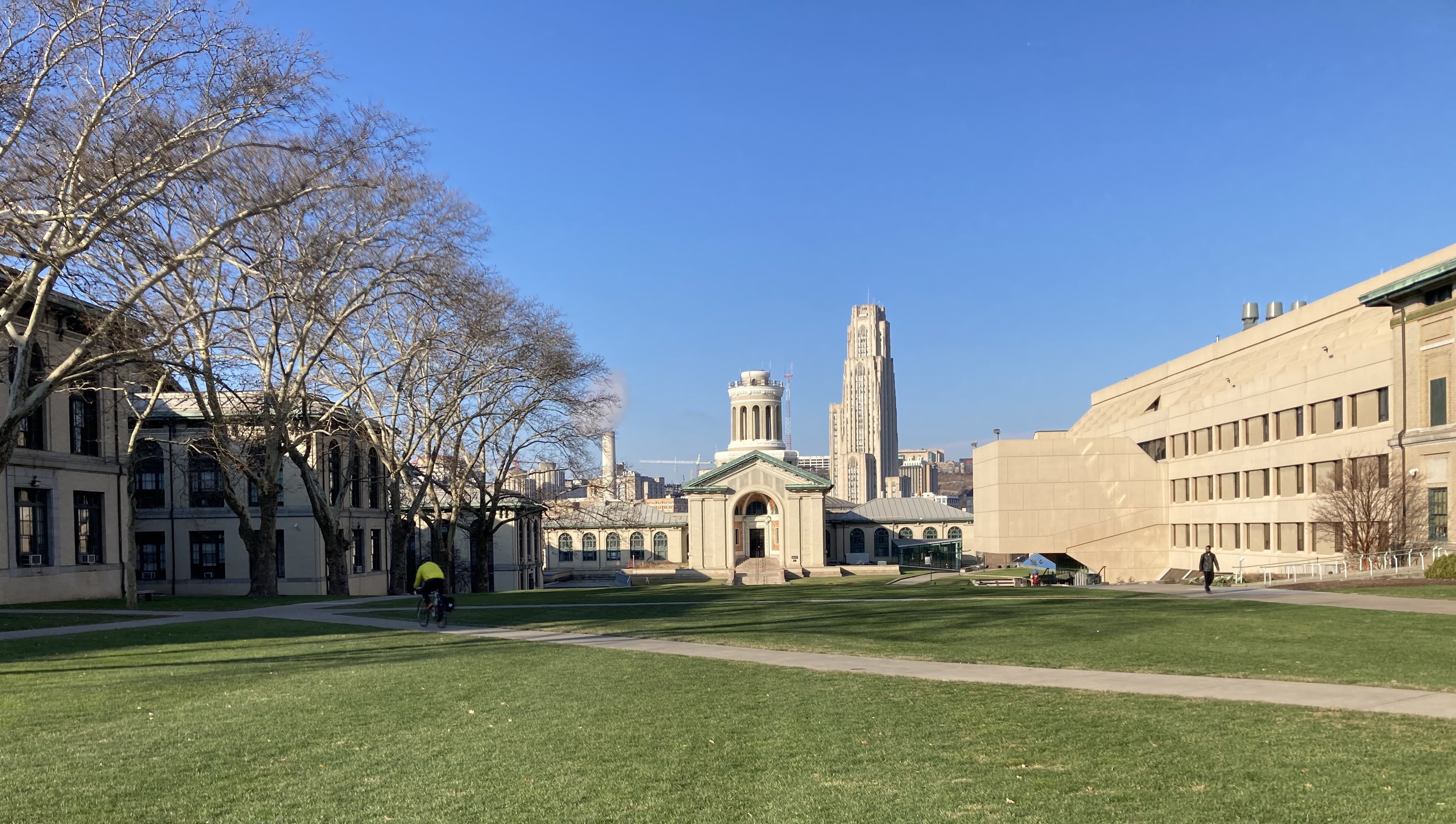写真2 カーネギーメロン大学のキャンパス(工学部)とその背後に見える歴史的な高層建築のピッツバーグ大学の「学びの塔」、著者撮影