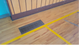 写真２　アリーナ床のガラリ