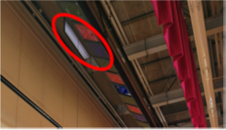 写真４　ステージ側　壁面　北上部のガラリ