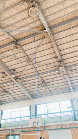 写真６　温度センサー（体育館内鉛直温度分布測定用）