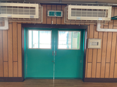 写真７　ガラリ以外の隙間の例