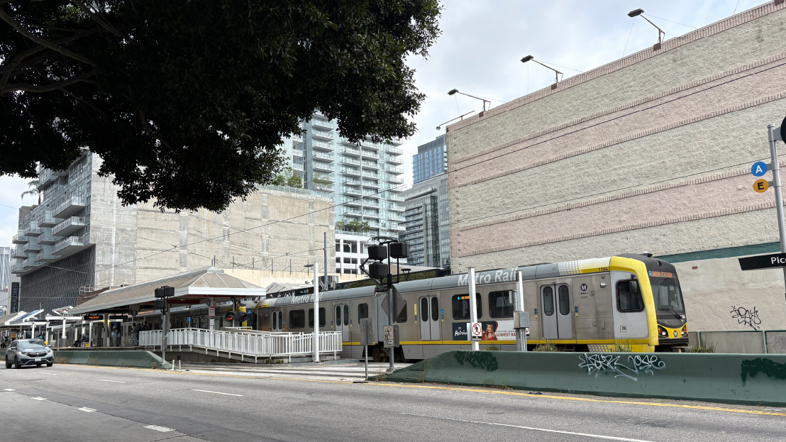 街中を走っている路面電車