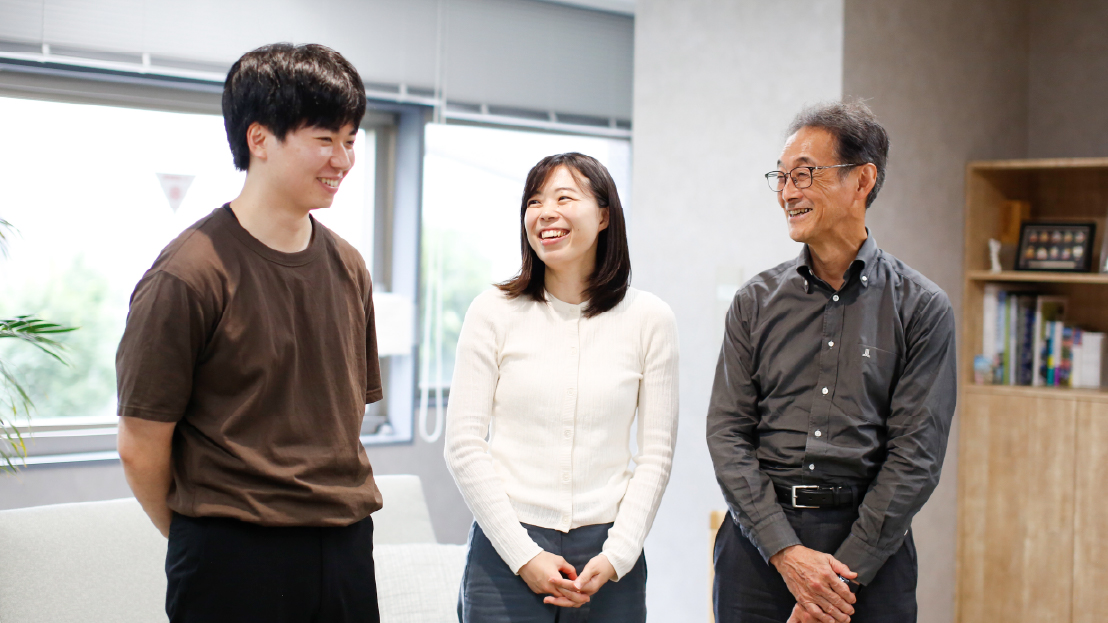 左：植田 悠斗 研究員、中：久保 夏樹 研究員、右：岡垣 晃 技術顧問