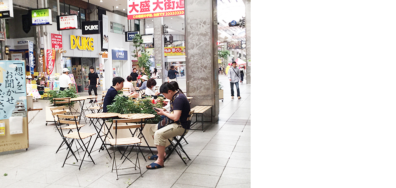 写真4　一年を通じて商店街に座り場を設置・管理しているSWALOT（松山市）
